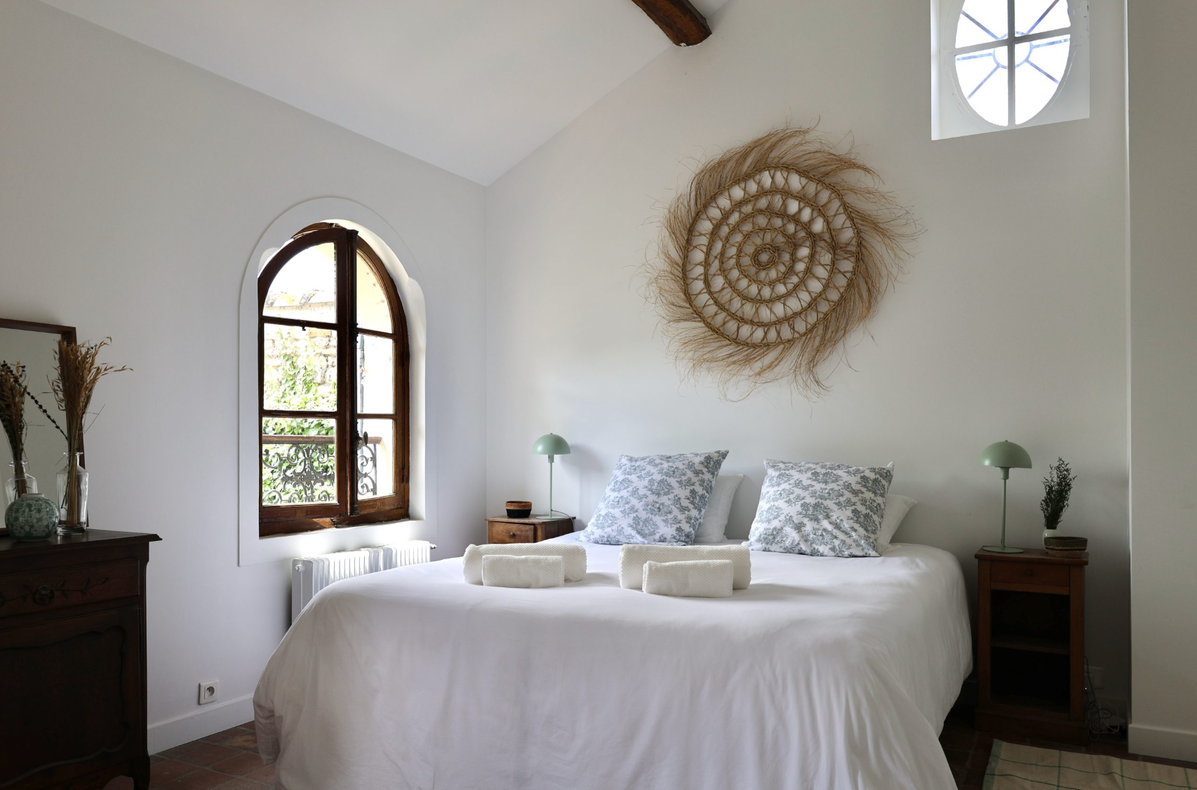 Chambre avec un lit double dans une belle maison lors d'un stage de danse