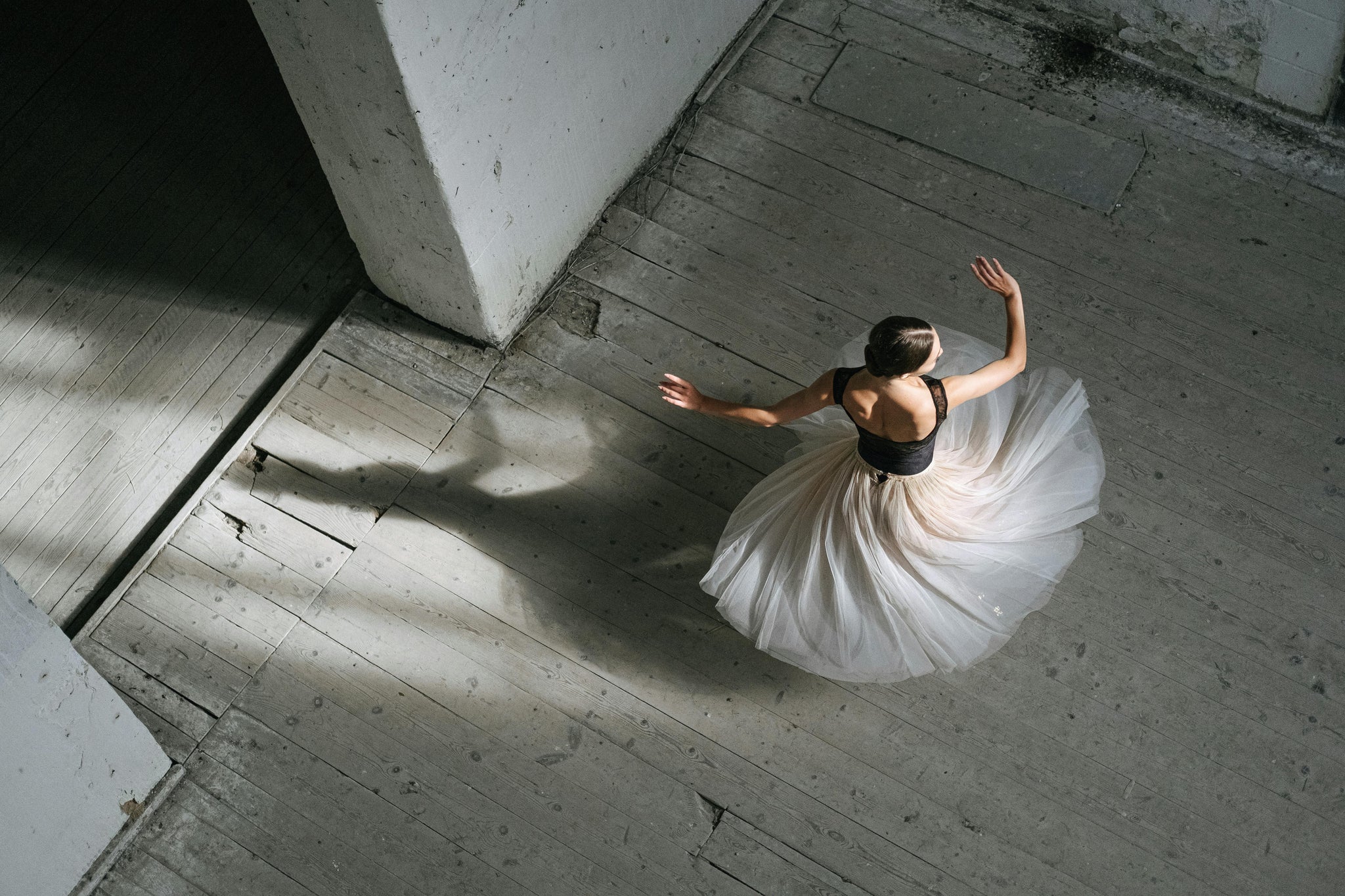 Danseuse classique en train de danser lors d'un démonstration d'un stage de danse