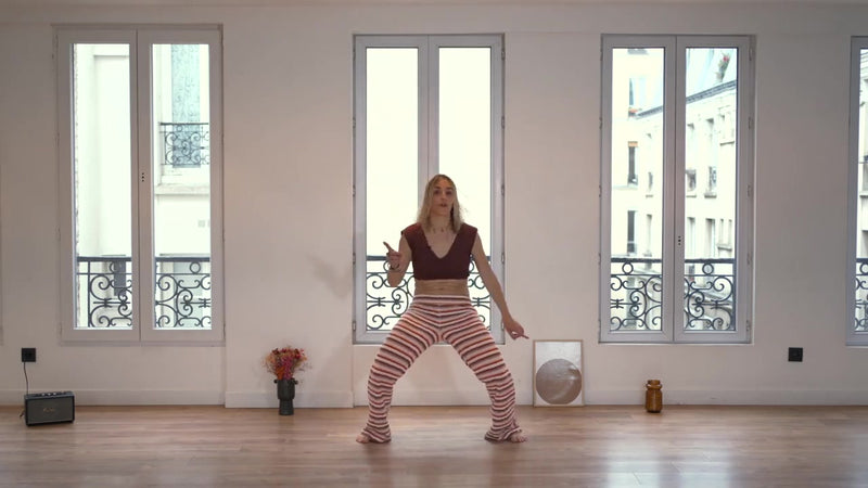 Plonge dans le style cardio hips dance, un concept développé par Flavie qui mêle danses urbaines, orientale et cardio !