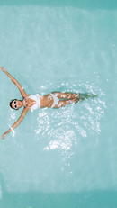 Une femme dans une piscine entrain de profiter lors d'un séjour de danse