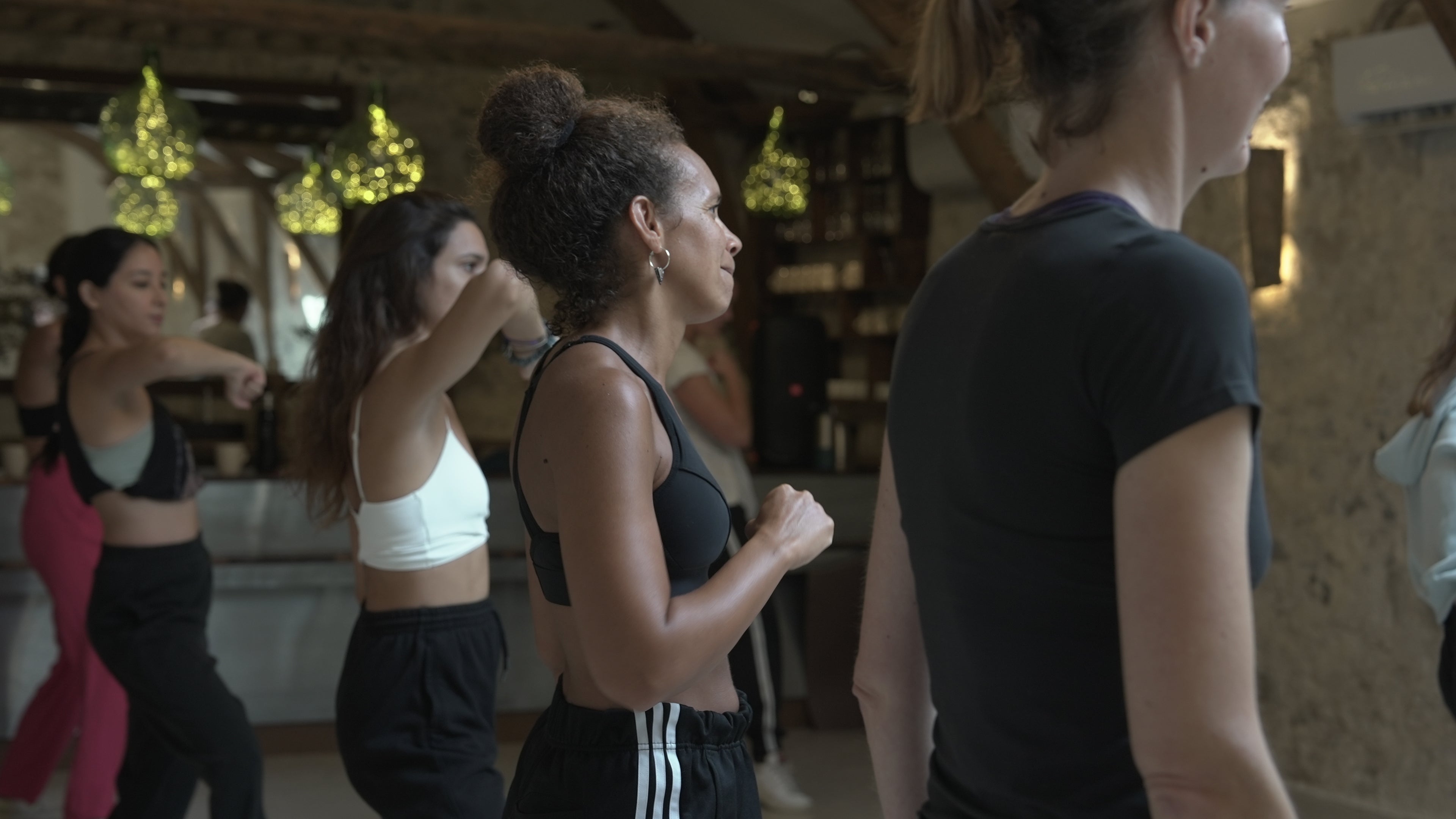 Femmes qui dansent pendant un coups lors d'un stage de danse en France