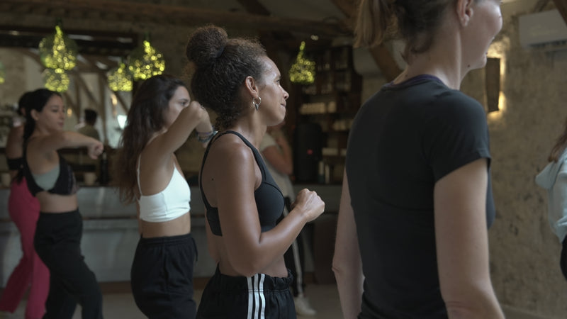 Femmes qui dansent pendant un coups lors d'un stage de danse en France