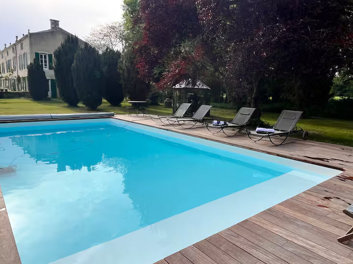 Logis-confettis-la-rochelle-piscine