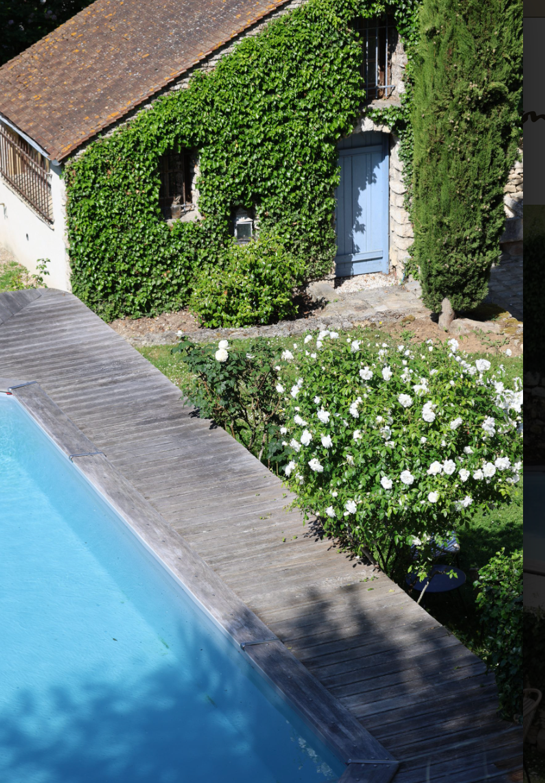 Une belle piscine dans un jardin fleuri dans une maison à la campagne pour un séjour danse en France