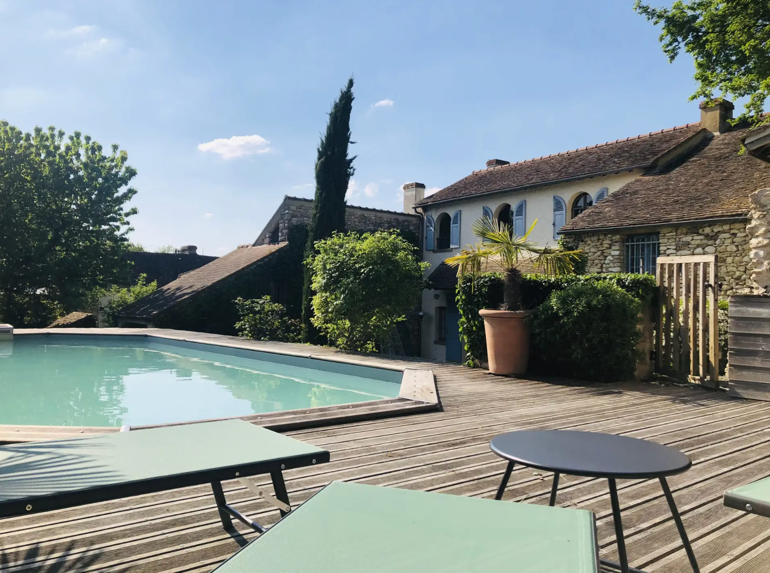 Une piscine sur une terrasse dans une elle propriété en pierre à la campagne pour un séjour de danse