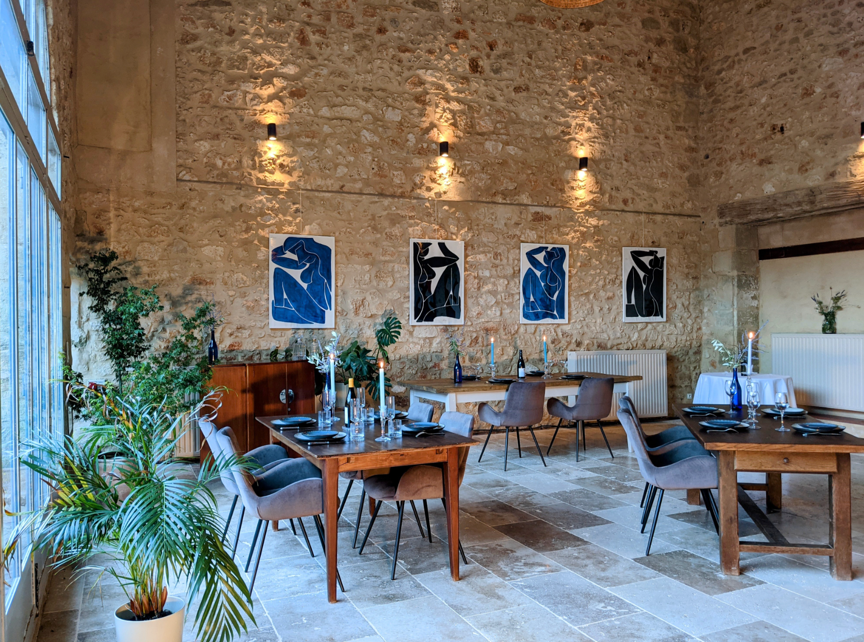 Salle à manger dans une grande maison en pierre pour partager des moments conviviaux lors d'une escapade de danse