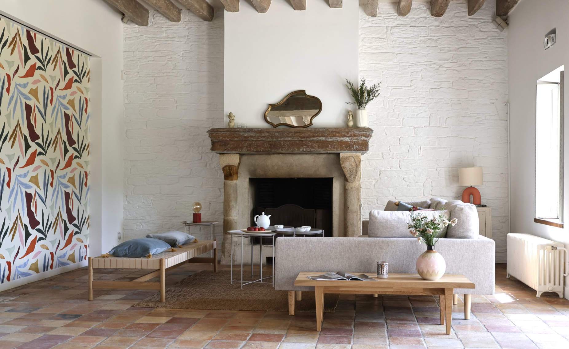 Un salon avec une grande cheminée dans une maison pour une escapade dansée en France