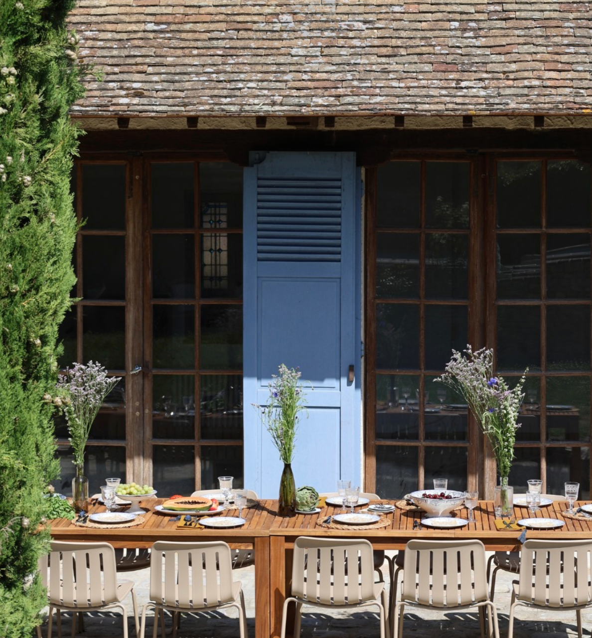 Terrasse avec une table d'une belle maison pendant un séjour danse