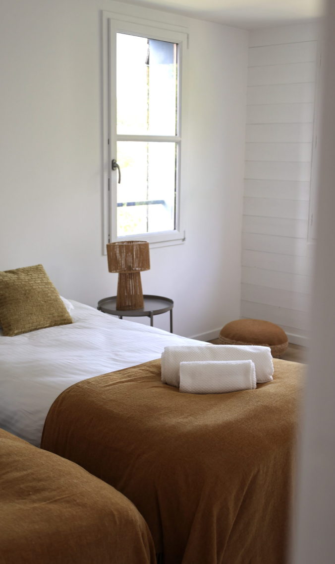 Une chambre avec deux lits simples pour une escapade dansée en France