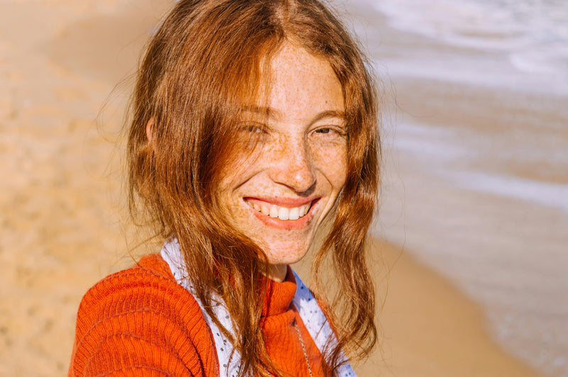 Librededroit-visage-sourire-orange