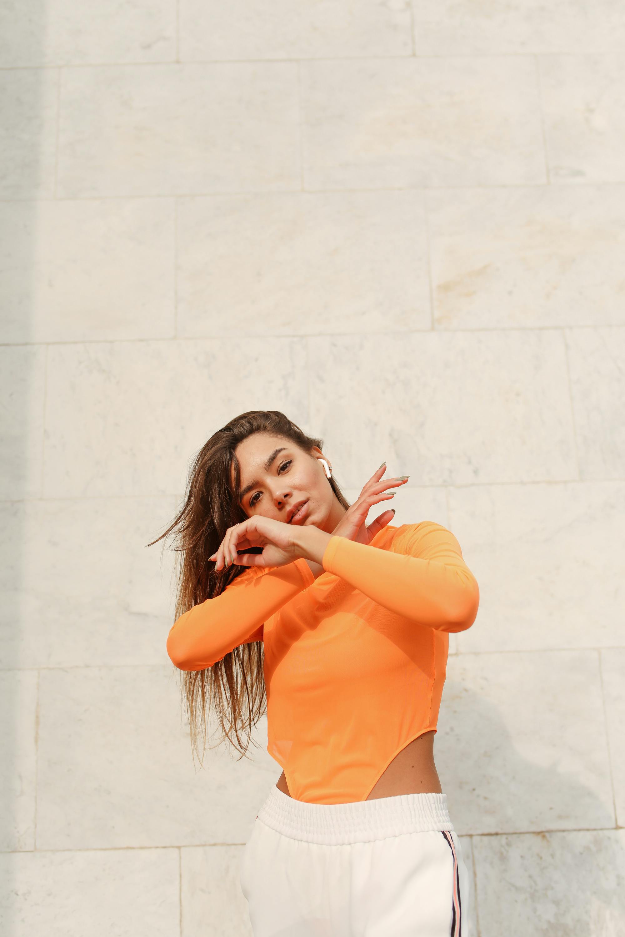 Librededroit-silhouette-orange-blanc