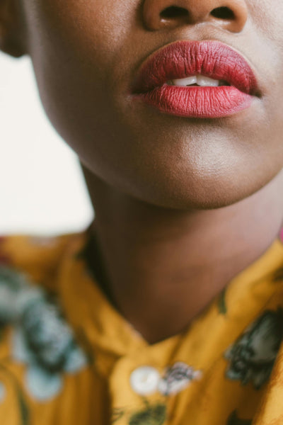 Librededroit-bouche-rouge-jaune
